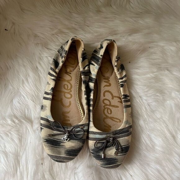 Sam
Edelman Felicia beige & gray fabric flats with silver tone accent size 7.5M - Picture 3 of 9